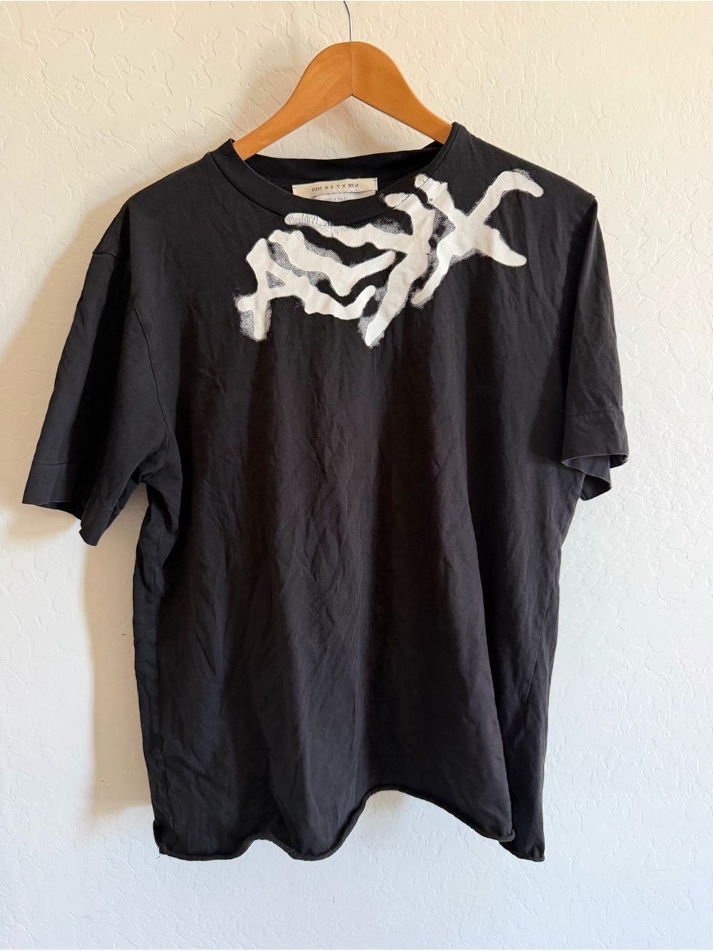 1017 ALYX 9SM Spray Logo T-Shirt Black High-Density Graphic Made in Italy Large